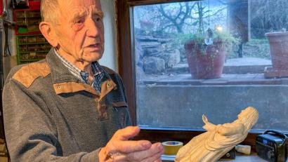 Bild: Petra Hartl
Alfons Nagler, der letzte Figurenschnitzer bei den Schnaittenbacher Krippenfreunden. Gerade arbeitet er an einer Christus-Figur, die er hier vor sich auf der Werkbank eingespannt hat.