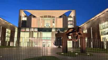 Bild: Paul Zinken/dpa
Hinter verschlossenen Türen wird beraten.