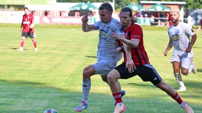 Archivbild: Dieter Jäschke
David Bezdicka (rechts) erzielte bisher 14 Tore für den SC Luhe-Wildenau. Gegen Tabellenführer aus Landshut wird's diesmal nicht ganz so einfach.