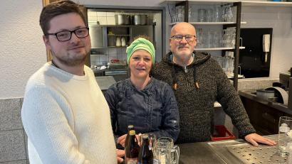 Bild: nza
Lars, Katrin und Axel Grünert (von links) freuen sich, ab Januar Gäste im Vereinsheim der Thumsenreuther Schützen zu bewirten. Unter dem Namen "Zum Stoawold" bieten sie deutsch-bayerische, gute bürgerliche Küche.
