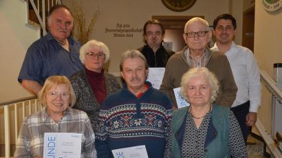 Bild: Kunz
Jubilare bekamen Urkunden und Präsente für ihre langjährige Tätigkeit im Zeitungszustelldienst.