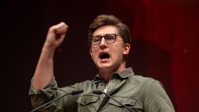 Bild: Harald Tittel/dpa
Der alte und neue Juso-Chef hielt eine engagierte Rede.