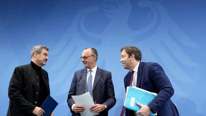 Bild: Michael Kappeler/dpa
CDU-Chef Merz, SPD-Chef Klingbeil und CSU-Chef Söder loben am Morgen danach ihre eigenen Beschlüsse.