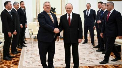 Bild: Alexander Nemenov/Pool AFP via AP/dpa
Kremlchef Wladimir Putin (r) und der ungarische Ministerpräsident Viktor Orban sprechen im Kreml auch über stabile und günstige Öl- und Gaslieferungen.