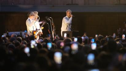 Bild: Sebastian Willnow/dpa
Bei einem Überraschungskonzert in Chemnitz hatte Kraftklub das neue Album „Sterben in Karl-Marx-Stadt“ Ende Mai angekündigt. Nun erscheint es am 28. November. (Archivbild)