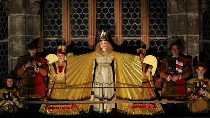 Bild: Daniel Karmann/dpa
Alle Jahre wieder: Mit dem feierlichen Prolog eröffnet Nora Falk, das neue Nürnberger Christkind, auf der Empore der Frauenkirche offiziell den Nürnberger Christkindlesmarkt 2025.