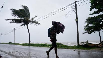 Bild: Eranga Jayawardena/AP/dpa
Stürme und heftige Regenfälle haben große Teile der Insel in Südasien erfasst.