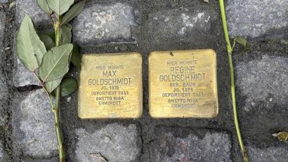 Bild: Jona Lang
Auf den Stolpersteinen stehen die Namen der jüdischen Frauen und Männer aus Weiden, die in der Zeit des Nationalsozialismus deportiert und ermordet wurden.