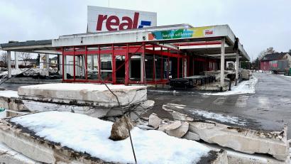 Bild: Gabi Schönberger
Der Abriss des ehemaligen Real-Markts steht bereits fest. Eine weitere Rewe-Filiale tritt die Nachfolge an.