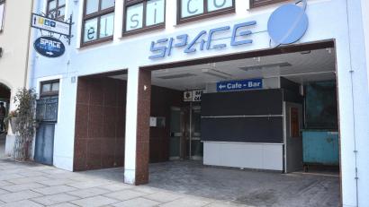 Bild: jr
Das Wohn- und Geschäftshaus am Maximilianplatz 14 soll attraktiver werden. Der Stadtrat erteilte die sanierungsrechtliche Genehmigung und stimmte dem geplanten Bauvorhaben zu.