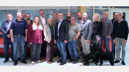 Bild: Thomas Dobler
Die 20 Marktratskandidaten der Schwarzenfelder CSU mit Bürgermeisterkandidaten Roland Forster (Mitte) an der Spitze der Liste, der amtierenden Zweiten Bürgermeisterin und Markträtin Gabi Wittleben (links daneben) auf Platz 2 und CSU-Vorsitzendem und Marktrat Wolfgang Prebeck (Sechster von links) auf Platz 3.