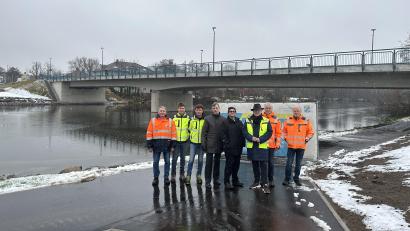 Bild: Lara Schmaus, Stadt Schwandorf
Oberbürgermeister Andreas Feller (Dritter von rechts) und Hannes Neudam (Abteilungsleiter Konstruktiver Ingenieurbau, Staatliches Bauamt Amberg-Sulzbach; Vierter von links) feiern gemeinsam mit Vertretern des Staatlichen Bauamts Amberg-Sulzbach, der Stadt Schwandorf und der Baufirma Habau die Fertigstellung der Naabbrücken.