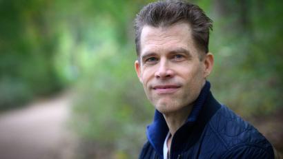 Bild: Bernd von Jutrczenka/dpa
Autor Bas Kast bei einem Spaziergang am Berliner Schlachtensee.