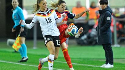 Bild: Uwe Anspach/dpa
Der Einsatz stimmte: Selina Cerci (l) im Duell mit Spaniens Olga Carmona.