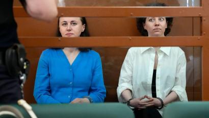 Bild: Alexander Zemlianichenko/AP/dpa
Die russische Justiz verurteilte zwei Theatermacherinnen wegen angeblicher Rechtfertigung von Terrorismus. (Archivbild)