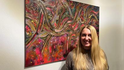 Bild: juh
Carola Potrz stieß am 12. Februar 2022 mit Freunden in einem Lokal in der Weidener Innenstadt an. Doch in dem Glas war kein Champagner, sondern Liquid Ecstasy. Noch heute, knapp vier Jahre später, leidet die 41-Jährige unter den Folgen. Ihre Kunst hilft ihr, mit ihrem Schicksal umzugehen.