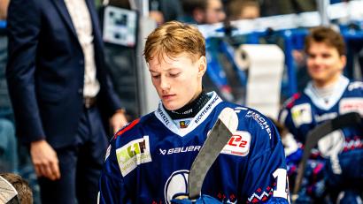 Archivbild: Elke Englmaier
Elias Pul (hier noch im Trikot der Blue Devils) steht im Vorbereitungskader der deutschen U20-Nationalmannschaft für die IIHF U20-Weltmeisterschaft. Auch Finn Serikow hat den Sprung in die Auswahl geschafft.
