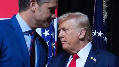 Bild: Evan Vucci/AP/dpa
Pentagon-Chef Hegseth (l) ordnete den Berichten zufolge an, „alle zu töten“. (Archivbild)