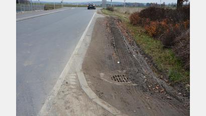Bild: jr
So sieht der Seitenstreifen in der Carl-Zeiss-Straße aus, dort wo nicht erlaubter Weise Lastwägen parken. Die Polizei wurde aufgefordert, gegen diese Missstände vorzugehen.