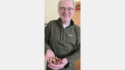 Bild: Thomas Sporrer
Christoph Eckert mit seiner Walnuss-Krippe. Platz dafür ist in der kleinsten Stube.