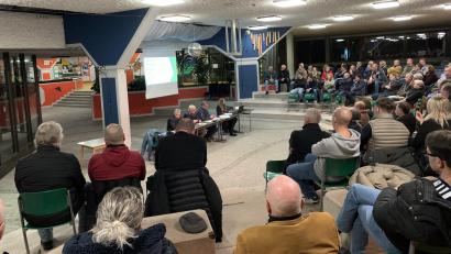 Bild: Nicole Rochelt
In Schönsee gibt es viele Themen, viele Baustellen und auch viele Fragen dazu. Die Stadt hat die Bürgerversammlung deshalb in der Schönseer Schule einberufen.