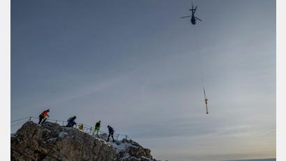 Bild: Peter Kneffel/dpa
Per Heli wurde das Kreuz vor gut zwei Wochen ins Tal gebracht. (Archivbild)