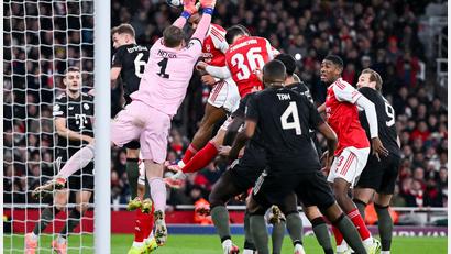 Bild: Sven Hoppe/dpa
Manuel Neuer (l) sah bei zwei Gegentreffern gegen Arsenal nicht gut aus.