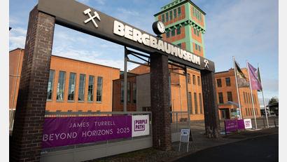 Bild: Sebastian Kahnert/dpa
Auf dem Gelände des Bergbaumuseums „Kohlewelt“ hat der US-Künstlers James Turrell sein neues Lichtkunstwerk „Beyond Horizons“ geschaffen.