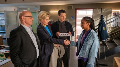 Bild: Markus Fenchel/Bavaria Fiction/dpa
Kriminalkommissarin Toni Kidane (Iman Tekle, rechts) wird von den TV-Ermittlern der ZDF-Serie „SOKO Stuttgart“ begrüßt.