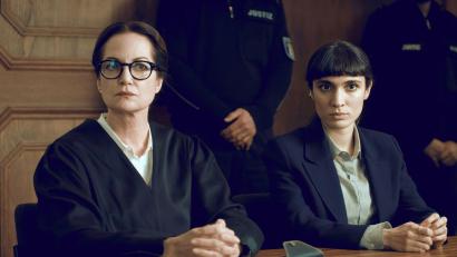 Bild: Alexander Sachs/Arte/ZDF/dpa
Die Anwältin Annabelle Martinelli (Natalia Wörner, l) verteidigt die Polizistin Layla Rekabi (Maral Keshavarz, r) vor Gericht in einer Szene des Fernsehfilms „Maria hat Angst“ (undatiert). Der Fernsehfilm wird am 28.11.2025 auf Arte ausgestrahlt.