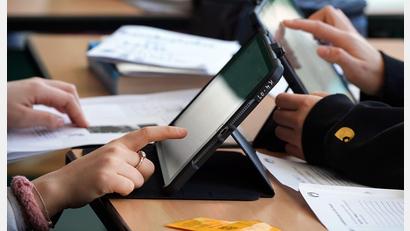 Bild: Soeren Stache/dpa
Tablets oder Laptops gehören an vielen Schulen zum Unterricht dazu. (Archivbild)