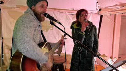 Archivbild: R. Kreuzer
Musik bei der Dorfweihnacht. Tine Steinhauser (rechts) wird die Besucher gewohnt "beswingt" in den Advent begleiten.