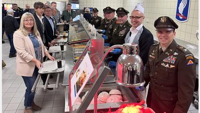 Bild: mor
Oberst Stephen Flanagan, Generalconsul Dr. James Miller (von rechts) sowie Brigadegeneral Terry Tillis (Sechster von rechts) bedienten ihre Gäste beim traditionellen Thanksgiving-Essen der US-Armee in Grafenwöhr.