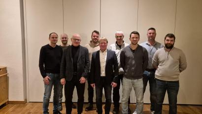 Bild: Sandra Schiesl
Amtierender Bürgermeister Markus Schiesl (Mitte) möchte in seinem Amt bleiben und kandidiert bei der Kommunalwahl 2026 erneut. Mit im Bild sind die Kandidaten der FWGGA (Daniel Maierhofer fehlt).