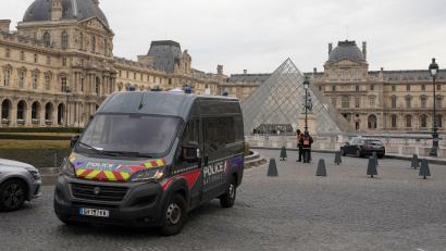 Bild: Thibault Camus/AP/dpa
Die Polizei hat nach dem Einbruch im Louvre alle Hauptverdächtigen gefasst. (Archivbild)
