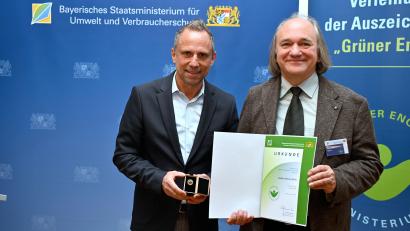Bild: Umweltministerium
Umweltminister Thorsten Glauber würdigte Harald Hertel aus Waldsassen als "Grünen Engel".