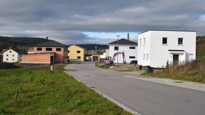 Bild: bnr
Als besonderer Glücksfall für die Gemeinde Aktendorf kann das Baugebiet "Wiesenäcker" betrachtet werden. alle 16 Parzellen sind bereits verkauft, und ein Teil davon ist auch schon bebaut.