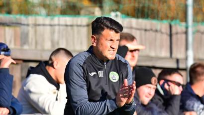 Bild: Thomas Schrems
Trainer Mo Tamo und seine Spieler vom SV Mitterteich wollen das Fußballjahr mit einem Sieg abschließen.