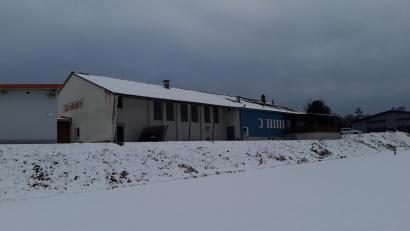 Bild: wkr
Die über 60 Jahre alte Turnhalle braucht dringend eine Generalsanierung. Die Gemeinde Mehlmeisel hofft auf das neue Sanierungsprogramm "Sportmilliarde" des Bundes.