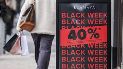 Bild: Oliver Berg/dpa
Viele Händler werben im November mit hohen Rabatten.