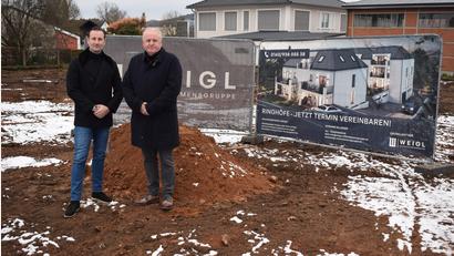 Bild: bnr
Geschäftsführer Maximilian Weigl (links) und Dritter Bürgermeister Dieter Rosenberg (rechts) geben den Startschuss für die Wohnanlage "Rosenhöfe" in Unterköblitz. Hier sollen 14 neue Wohneinheiten entstehen.