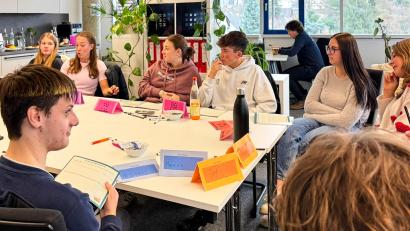 Bild: Peter Ringeisen
In einem lebhaften und engagierten Rollenspiel wurden Meinungen und Fakten über die Gefahren des Cannabiskonsums für Jugendliche und die sinnvollsten Maßnahmen zur Prävention ausgetauscht.