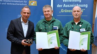 Bild: Umweltministerium
Umweltminister Thorsten Glauber hat Walter Seltmann (rechts) und Hermann Schmid für ihren Einsatz bei der Waldjugend Eschenbach gewürdigt.