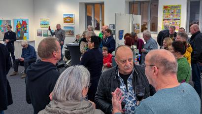 Bild: Stephan Huber
Die Jahresausstellung der Gruppe Amberg Künstler 2025 in der Alten Feuerwache in Amberg hat begonnen. Und wie immer war sie ein gesellschaftliches Ereignis.