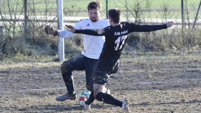 Bild: Hubert Ziegler
Bereits vergangene Woche lief es auf den meisten Plätzen eher schlecht als recht: Julian Trager (vorne) von der DJK Ensdorf taucht in dieser Szene alleine vor Torhüter Jonas Schlosser (hinten) von der SG Paulsdorf/Freudenberg auf.
