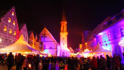 Archivbild: stg
Typisch für das Candle-Light-Shopping ist die Illumination am Kemnather Stadtplatz, mit der die Häuser farbenprächtig beleuchtet werden.
