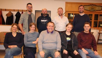 Bild: kro
Eine neue Gruppierung, die den Freien Wählern nahe steht, wird bei den Kommunalwahlen an den Start gehen. Sprecher ist Dominik Kugler (Mitte sitzend), hier mit den voraussichtlichen Kandidaten.