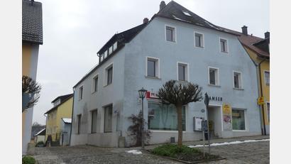 Bild: rn
Der Stadtrat Eschenbach stimmte dem Abbruch des Anwesens Karlsplatz 26 zu.