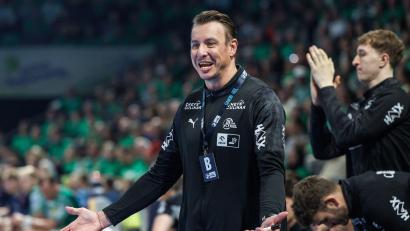 Bild: Andreas Gora/dpa
Trainer Filip Jicha und der THW Kiel spielten beim ThSV Eisenach.