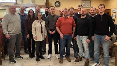 Bild: Völkl
Die Wählergruppe "Gemeindewohl Schmidgaden" setzt bei der Bürgermeisterwahl auf Martin Bauer (Siebter von links). Für den Gemeinderat kandidieren (von links) Thomas Wilhelm, Mario Sorgenfrei, Johanna Manner, Martin Schweizer, Lisa-Marie Meier, Tobias Dürr, Martin Eytzinger, Florian Plößl, Johannes Barthel, Marcus Christoph, Sebastian Meier, Lukas Schimmer und David Prifling. Simon Pronath war nicht anwesend.